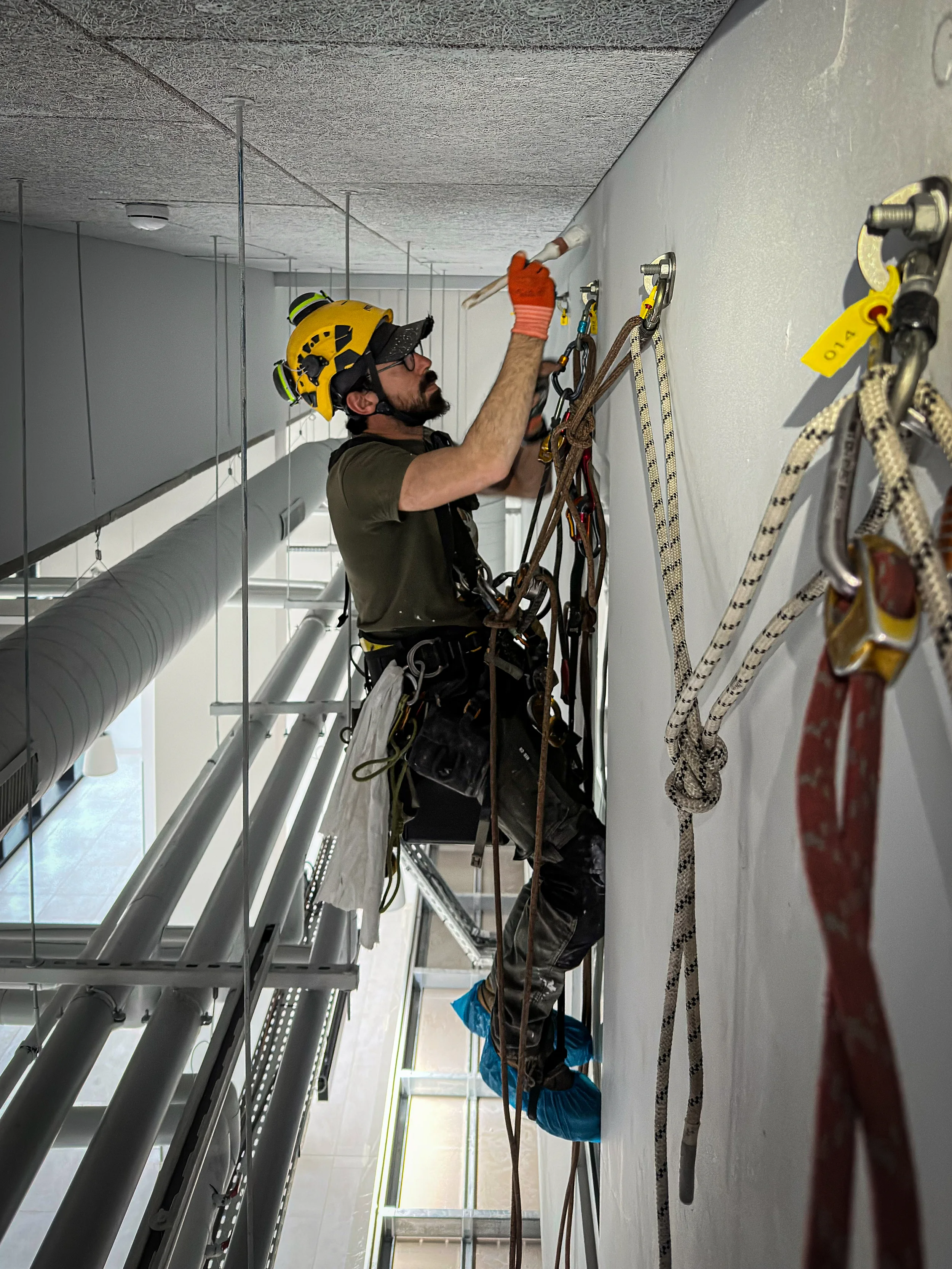 Intervention de cordistes MS Access pour finition et ancrages en hall chez EIFFAGE à Bordeaux (bâtiment) – 3